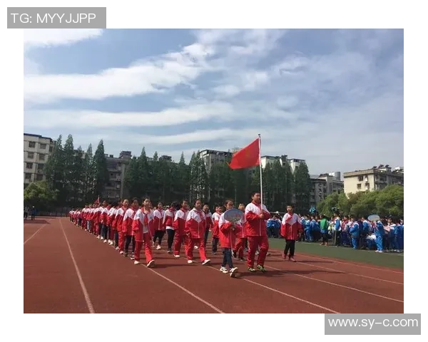 学校足球场上的青春梦想与拼搏精神的交汇之地