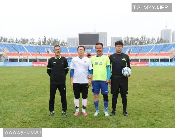 足球决赛中激烈对抗与精彩瞬间展现了团队精神与个人英雄主义的完美结合 足球决赛中激烈对抗与精彩瞬间展现了团队精神与个人英雄主义的完美结合