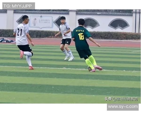 踢足球陪陪让我们在运动中增进友谊与快乐的时光 踢足球陪陪让我们在运动中增进友谊与快乐的时光